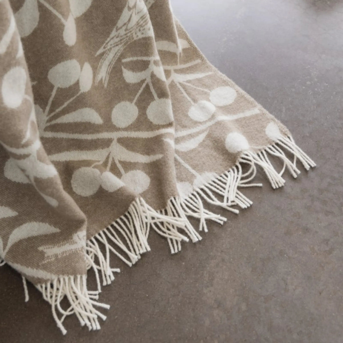 Almedahls Körsbärsträdgården Pläd 130x170cm, Brun Off White