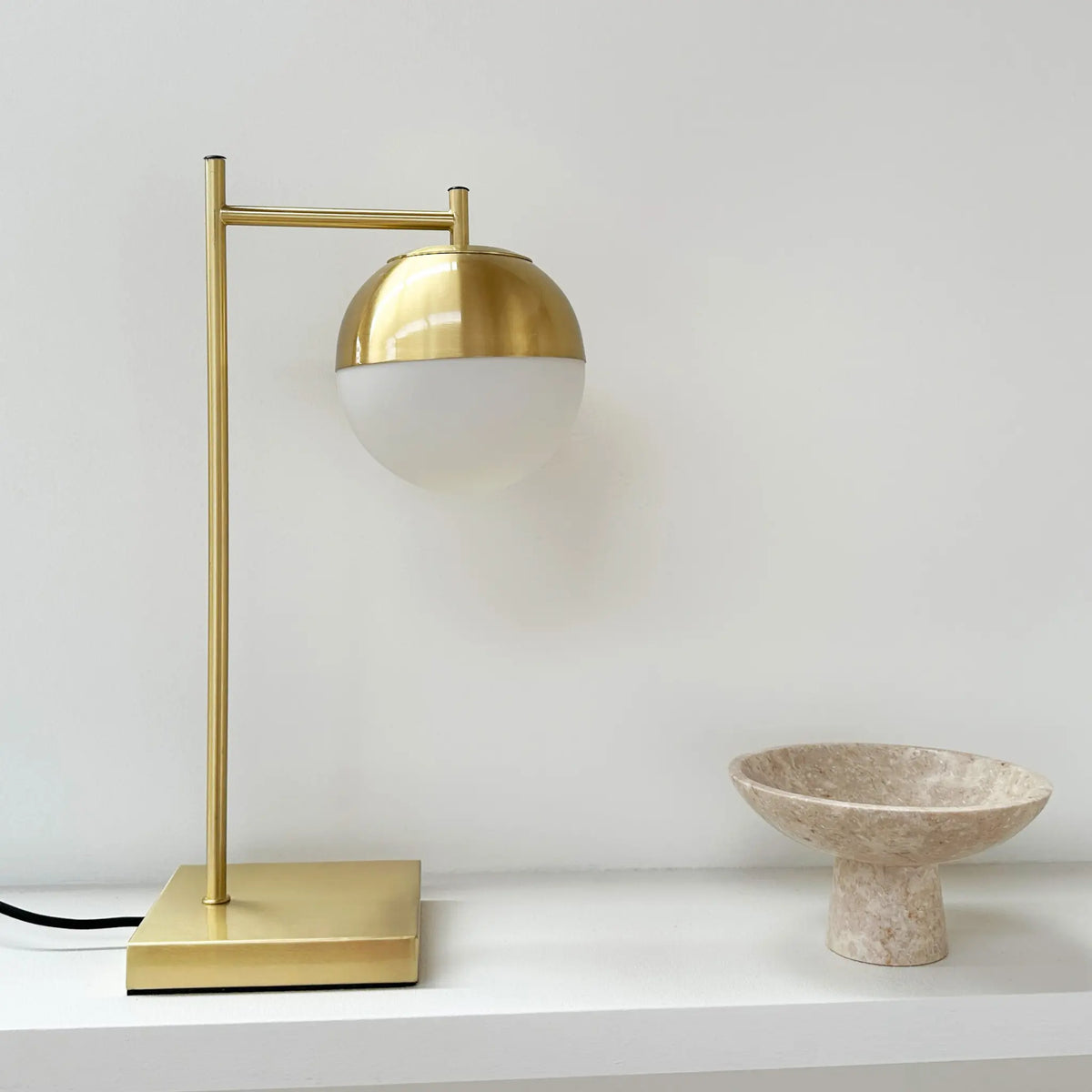 Dyberg Larsen Caen Bordslampa med vit kupa, Mässing/Vit
