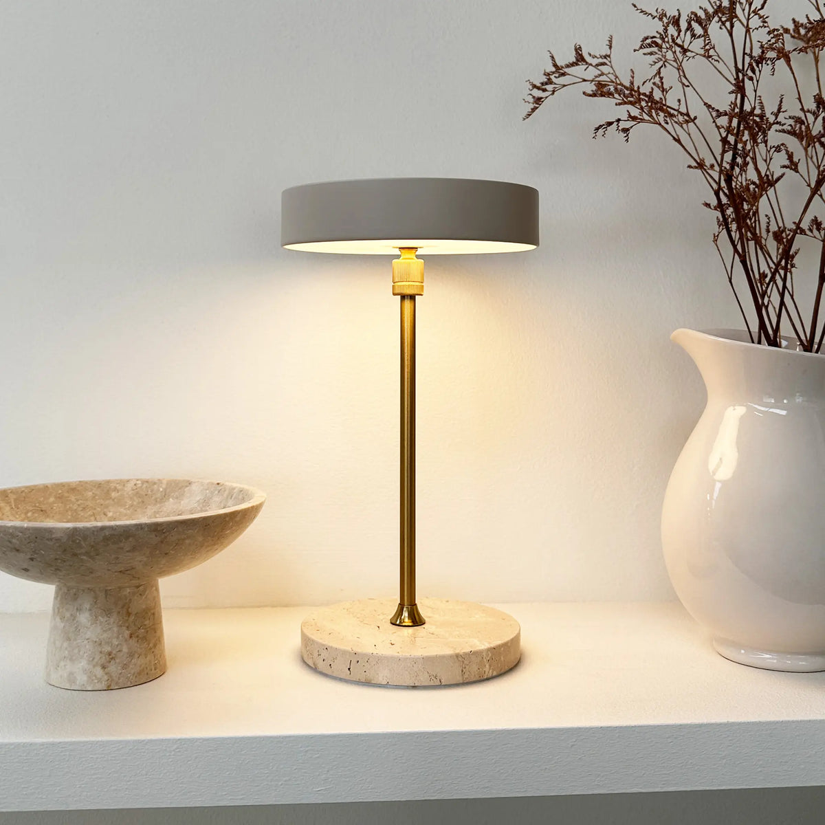 Dyberg Larsen Moonlight Bordslampa LED Laddningsbar, Beige/Mässing/Travertin