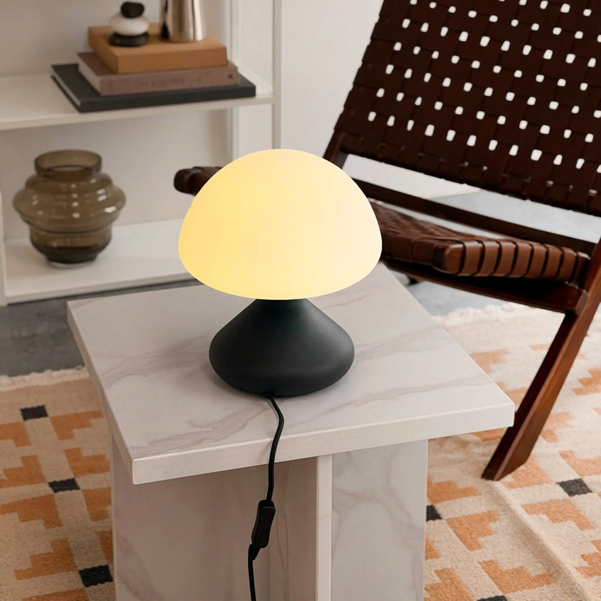 Dyberg Larsen Trophy Bordslampa, Opal/Svart