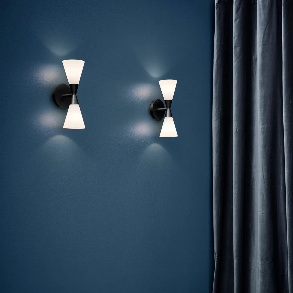 Herstal Harlekin Vägglampa Duo, Mattsvart/Opal glas
