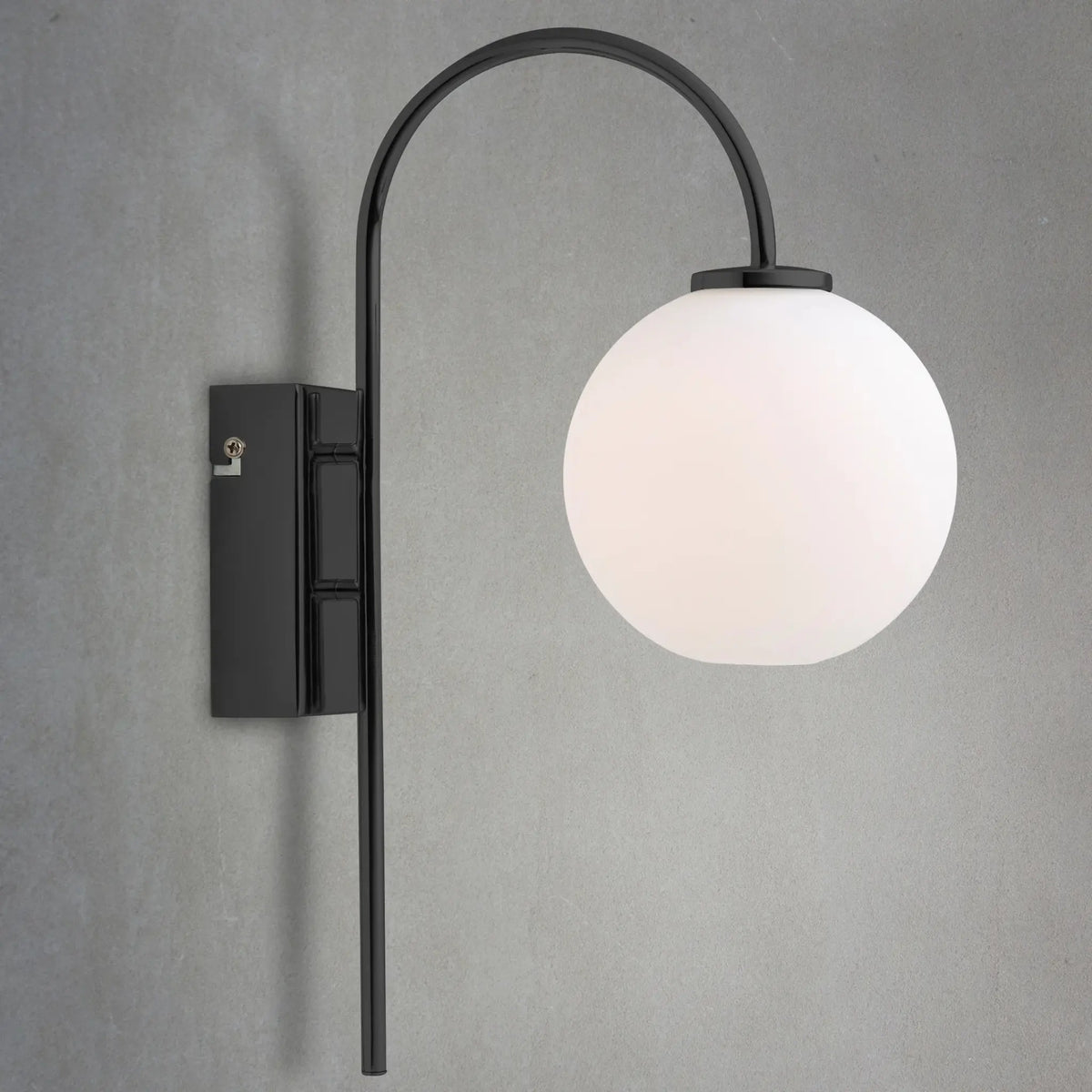 Herstal Ballon Vägglampa, Svart/Opal glas
