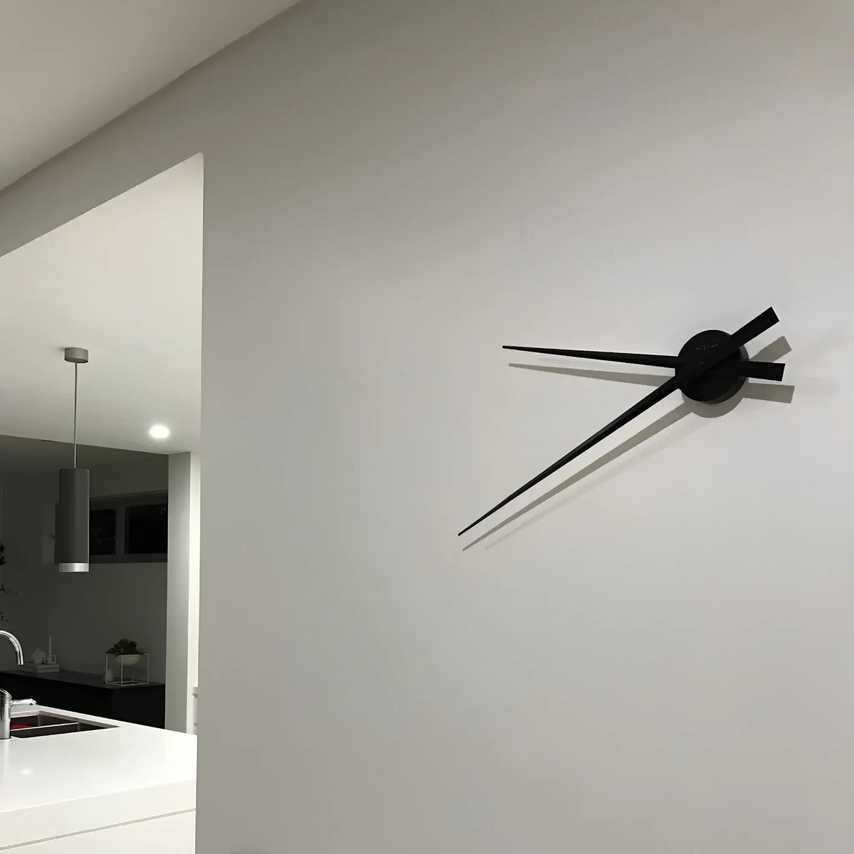 NeXtime Hands Väggklocka 85 cm, Svart