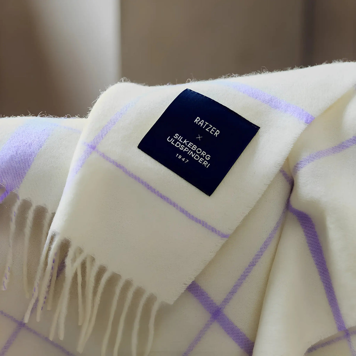 Silkeborg Uldspinderi Warp and Weft Ullpläd 130x190 cm, Vibrant - Raw White/Lilac