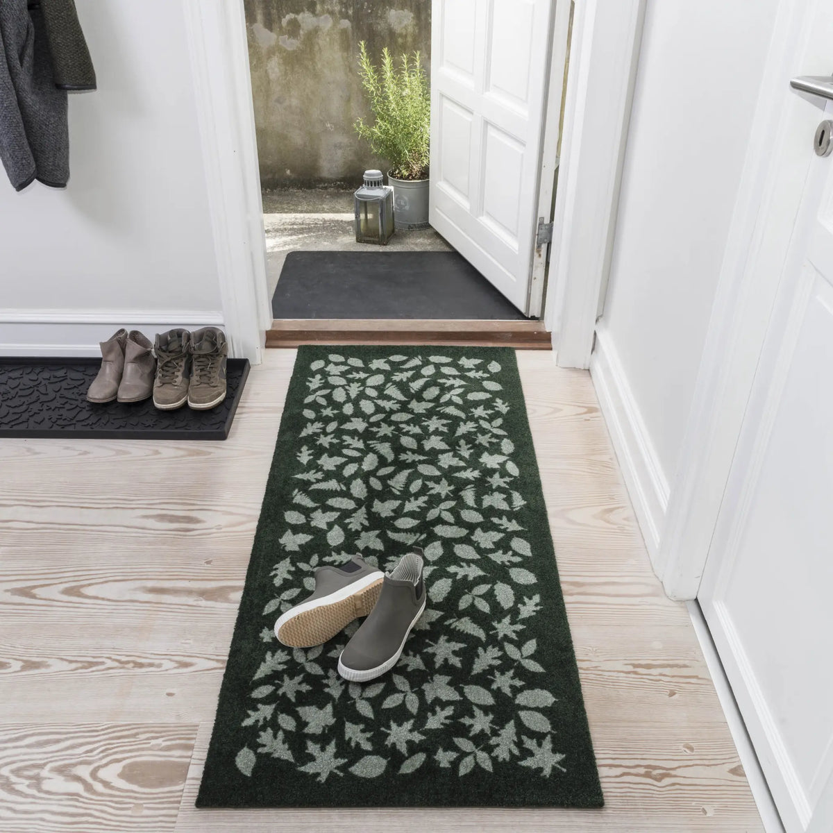 Tica Copenhagen Leaves Skomatta 88x38 cm, Svart