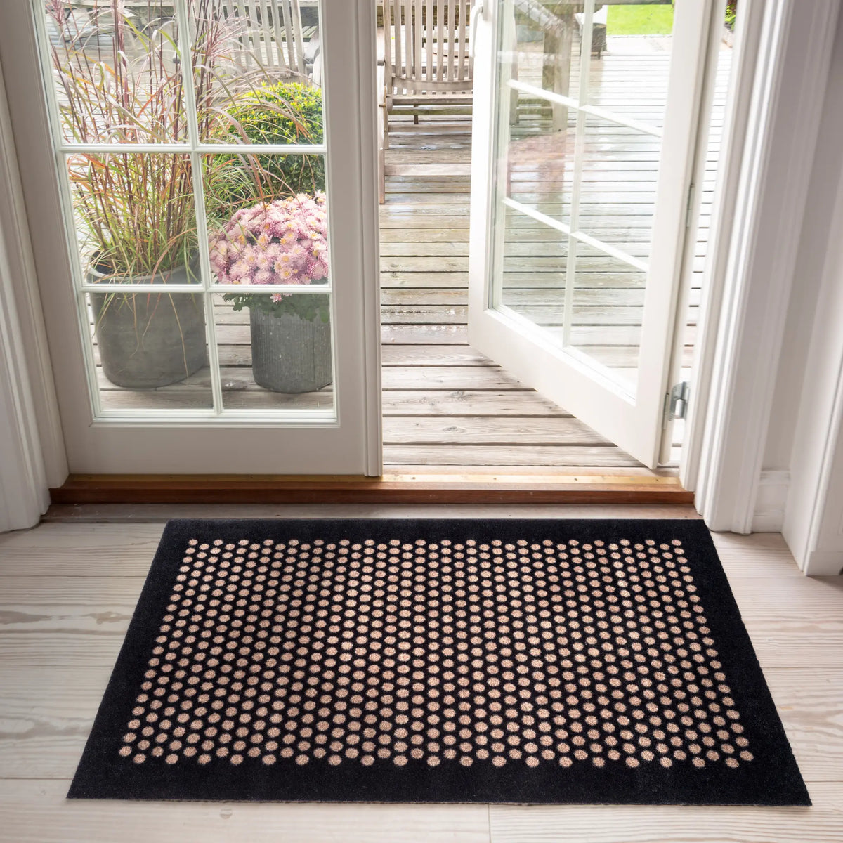 Tica Copenhagen Dot Matta 120x67 cm, Svart/beige