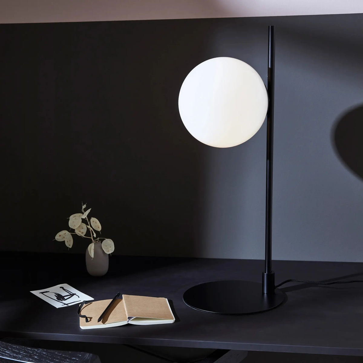 Markslöjd Dione Bordslampa, Svart/Vit