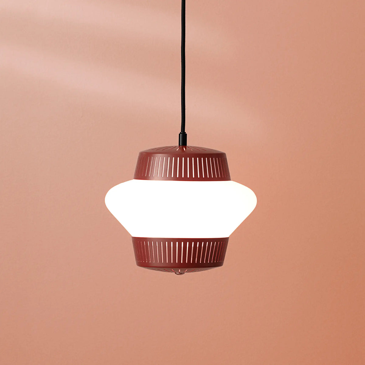 Warm Nordic Opal Arch Taklampa, Red Grape